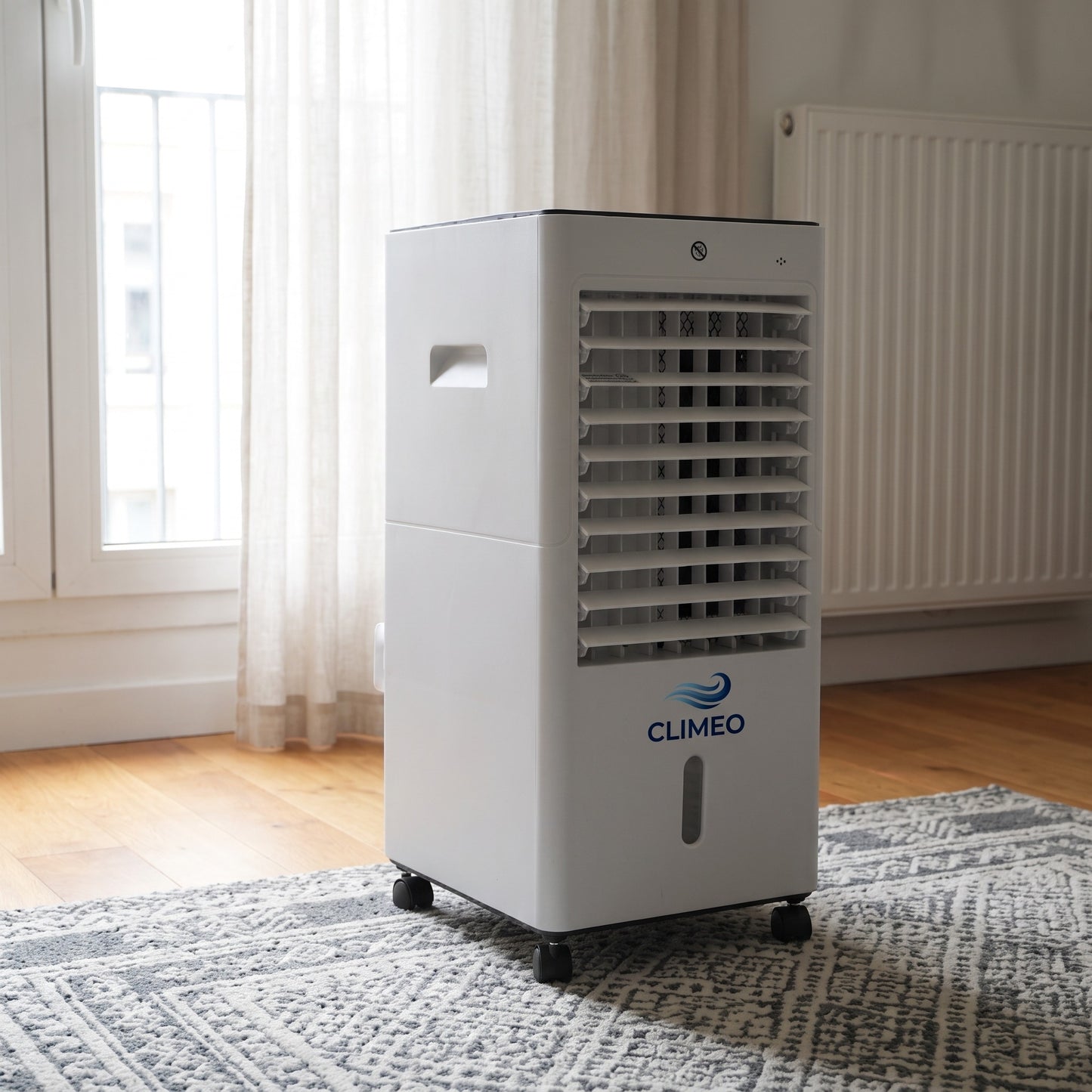 CLIMEO VentCool devant une fenêtre, ambiance intérieure